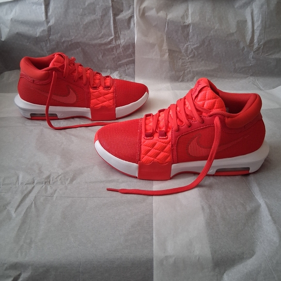 Nike LeBron James Sneakers, Brand New, Men size 9 - Picture 1 of 9